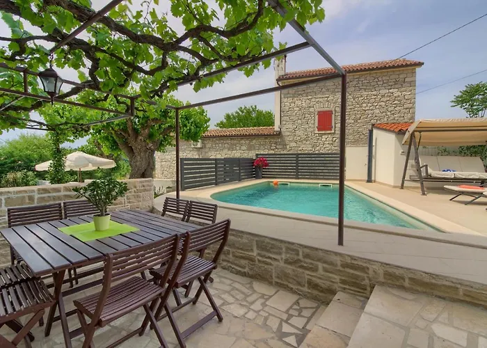 Cozy Zita With Private Pool Near Town Center *