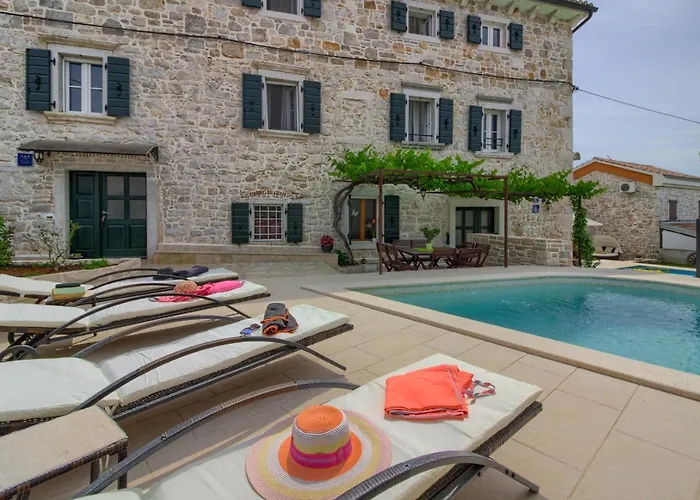 Cozy Zita With Private Pool Near Town Center Willa
