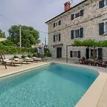 Cozy Zita With Private Pool Near Town Center 포레치