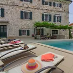 Cozy Zita With Private Pool Near Town Center 빌라