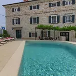 Cozy Zita With Private Pool Near Town Center 포레치