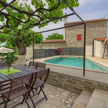 Cozy Zita With Private Pool Near Town Center *