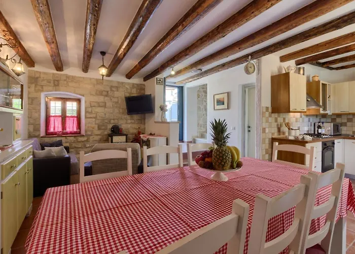 Cozy Zita With Private Pool Near Town Center 别墅