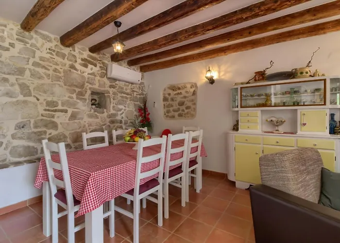 Cozy Zita With Private Pool Near Town Center ポレッチ