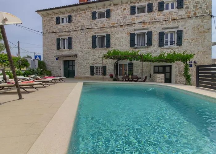 Cozy Zita With Private Pool Near Town Center ポレッチ